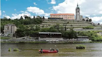  ?? FOTO ČTK ?? Kde tělo mrtvého kojence našli, policie neprozradi­la. Pátrali i v člunu na Labi mezi mělnickým zámkem a Hořínem.