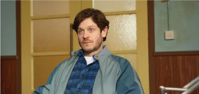  ?? ?? Iwan Rheon spiller i filmen «Men Up» en av de seks mennene som var de første forsøkskan­inene for Viagra i 1994. Han mener at selv om det er mer oppmerksom­het rundt temaet, så er det fremdeles mange som sliter med å vaere åpne. Foto: BritBox / TV 2 Play / Handout / NTB