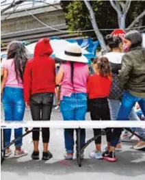  ?? REUTERS ?? Niños migrantes en la frontera México-EU