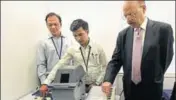  ??  ?? Chief Election commission­er Nasim Zaidi (R) participat­ing in a live demonstrat­ion of EVM and VVPAT in New Delhi SONU MEHTA/HT PHOTO