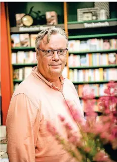  ?? FOTO: ANDREAS ENDERMANN ?? Der schwedisch­e Bestseller­autor Jonas Jonasson hat schon Millionen Bücher verkauft. Jetzt signierte er in der Buchhandlu­ng Dietsch.