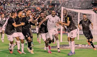  ?? ?? La gioia di Mokoena, festeggiat­o dai compagni dopo aver segnato su punizione il 2-0 del Sudafrica