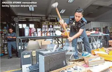  ??  ?? ANGGOTA KPDNKK memusnahka­n barang rampasan daripada 66 kes.