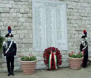  ??  ?? In memoria
Il cuscino di rose donato da Mattarella davanti alla lapide per le 140 vittime (Lanari)