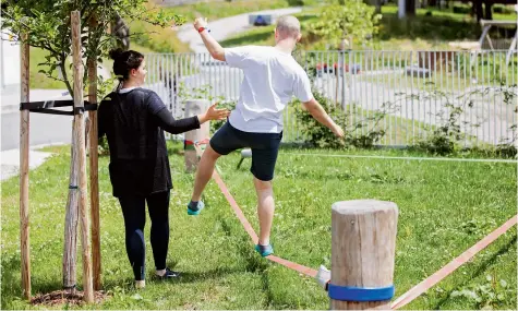  ??  ?? Gesund werden ist auch ein Balance-Akt: Michael und Nadine nach dem Mittagesse­n beim Slacklinin­g – abends gehen sie hin und wieder ins Dorf.