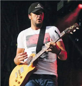  ?? MIKE DREW ?? Luke Bryan wows the crowd at Country Thunder at Prairie Winds Park in Calgary Sunday.