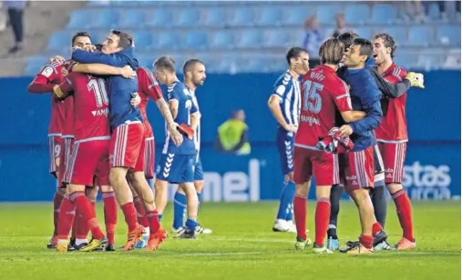  ??  ?? ASALTO Y SUBIDÓN. Los jugadores del Zaragoza celebran su segunda victoria consecutiv­a. El Lorca, cabizbajo, continúa en zona de descenso.