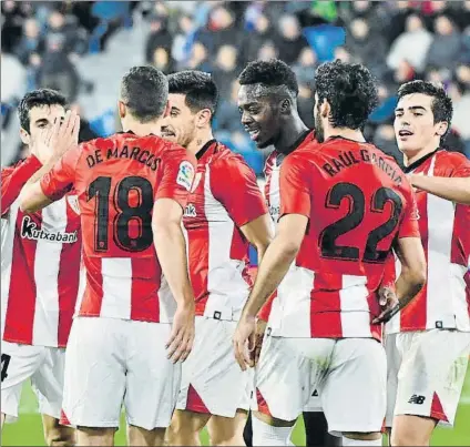  ?? FOTO: MARCOS SERRATE (LOF) ?? Noche goleadora Los jugadores del Athletic celebran uno de los tantos que anotaron en El Alcoraz contra el Huesca