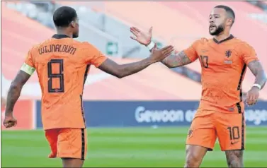  ??  ?? Depay y Wijnaldum, con la selección de Holanda en el amistoso ante Escocia.