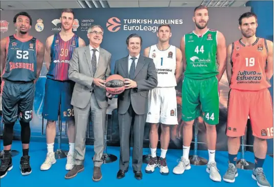  ??  ?? ARRANCA EL CURSO. Bertomeu (presidente de la Euroliga) y Borja Prado (de Endesa), junto a McRae, Claver, Causeur, Musli y San Emeterio.