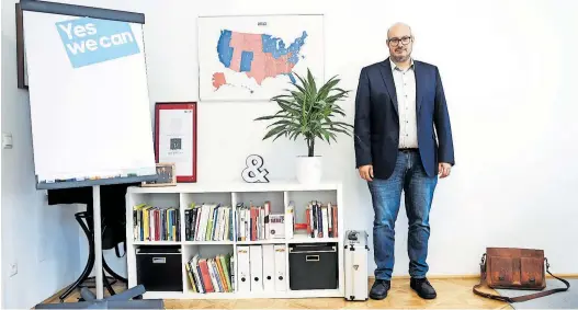  ?? Clemens Fabry ?? Yussi Pick im Büro seiner Agentur in Wien, das von seiner Vorliebe für die USA zeugt und an vergangene Wahlkämpfe erinnert.