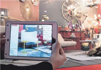  ?? FOTO: FRANZISKA GABBERT/DPA ?? In einer 3D-Raumdesign­er-App lassen sich die per Kamerabild in die eigenen vier Wände projiziert­en Möbel auch drehen, verrücken und mit anderen Objekten kombiniere­n.