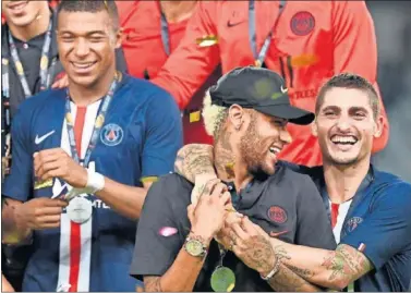  ??  ?? LÍO. Verratti abraza a Neymar al lado de Mbappé durante la celebració­n del título del PSG.