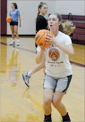  ?? Graham Thomas/Herald-Leader ?? Siloam Springs senior guard Sydney Moorman squares up a shot during basketball practice Monday inside Panther Den.