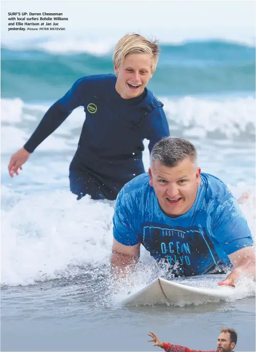  ?? Picture: PETER RISTEVSKI ?? SURF’S UP: Darren Cheeseman with local surfers Bohdie Williams and Ellie Harrison at Jan Juc yesterday.