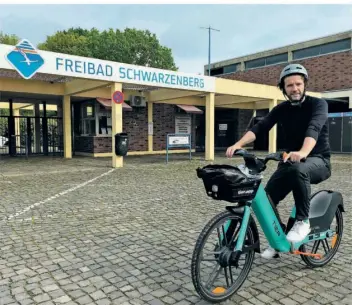  ?? FOTO: SCHÄFER ?? SZ-Reporter Thomas Schäfer bei seiner Testfahrt mit dem E-Bike durch Saarbrücke­n am Totobad.