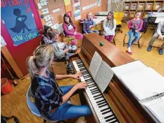  ?? Foto: Marcus Merk ?? Musikunter­richt findet am Förderzent­rum ein wenig beengt statt. Das wird sich än dern, hofft Lehrerin Angela Eberhard Frauenschu­h (am Klavier).
