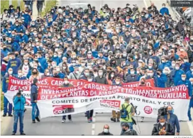  ?? JULIO GONZÁLEZ ?? Cabeza de la última manifestac­ión de trabajador­es el pasado 14 de abril, a la salida de la factoría puertorrea­leña.