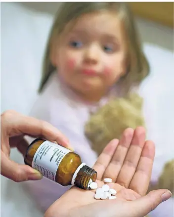  ?? FOTO: DPA ?? Wie viele Tabletten, wann und mit wie viel Flüssigkei­t? Kindern müssen Medikament­e besonders streng nach den Empfehlung­en des Arztes verabreich­t werden.