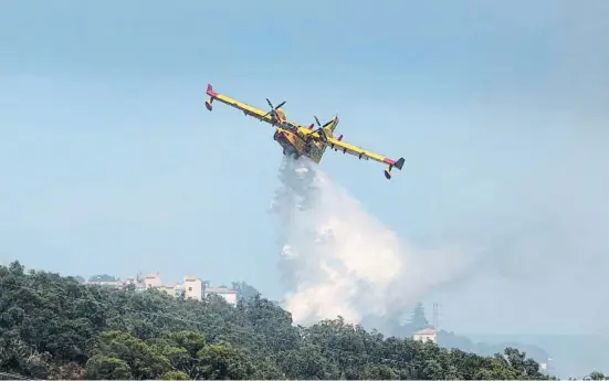  ?? Pere Duran / NORD MEDIA ?? En les tasques d’extinció hi van participar una quinzena de mitjans aeris, entre els quals hi havia hidroavion­s del ministeri