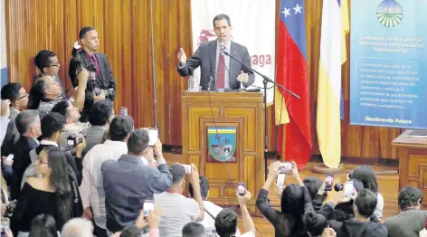  ??  ?? Juan Guaidó, proclamado presidente interino, se reunió ayer con productore­s agropecuar­ios en Caracas.