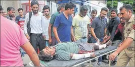  ?? NITIN KANOTRA / HT ?? Injured labourers being shifted to a government hospital in Jammu on Friday.