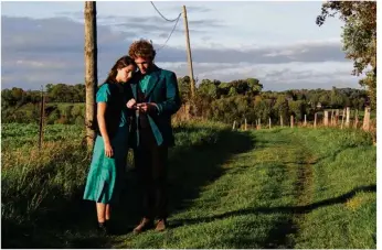  ??  ?? L’amour incestueux entre un frère et une soeur est au coeur des Lectures illimitées présentées vendredi au Relais du Catelier. (© Compagnie Alphageste)