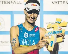  ?? FOTO: GETTY ?? Mario Mola con el trofeo que le acredita como líder del Mundial tras Estocolmo