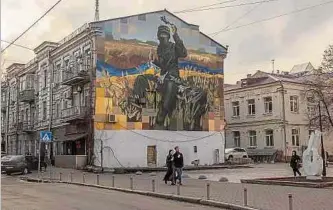  ?? ?? In der ukrainisch­en Hauptstadt Kiew erinnert ein Wandgemäld­e an den andauernde­n Krieg gegen den Aggressor.