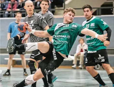  ?? RP-FOTO: RALPH MATZERATH ?? Powerpaket: Kreisläufe­r Mats Heyde (mit Ball/rechts André Eich) steuerte immerhin sechs Treffer zum knappen Langenfeld­er Sieg bei.