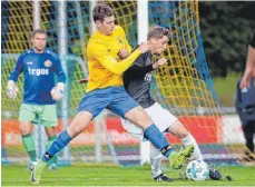  ?? FOTO: VOLKER STROHMAIER ?? Der FV Biberach ( links Jonathan Hummler) geht als klarer Favorit ins Heimspiel gegen Weingarten.