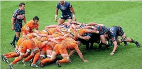  ??  ?? The Jaguares scrum goes to work yesterday.