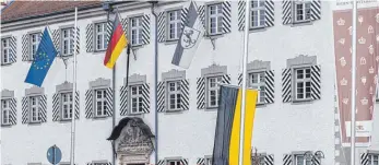  ?? FOTO: TT-BILDER ?? Am Neuen Schloss in Tettnang wurde Trauerbefl­aggung angebracht. Die baden-württember­gische Landesfahn­e wurde auf Halbmast gesetzt.