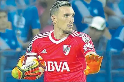  ??  ?? Cada vez mejor. Franco Armani se queda con otro ataque de Emelec. Otra actuación descollant­e.