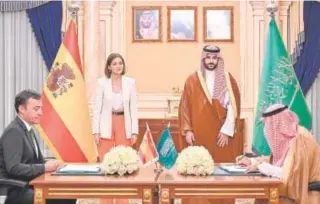  ?? // ABC ?? El ministro Bin Salman, hermano del heredero, y la ministra Reyes Maroto supervisan la firma del acuerdo en Riad