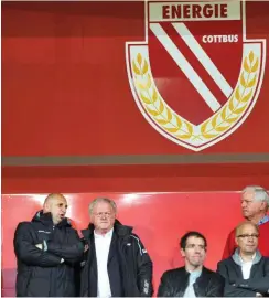  ?? Foto: imago/Aswendt ?? Wolfgang Neubert (2.v.l.) wurde 2014 Präsident des FC Energie, als der Klub in die 3. Liga abgestiege­n war. Trainer Vasile Miriuta (l.) kam etwa ein Jahr später und soll wieder für bessere sportliche Zeiten in Cottbus sorgen.