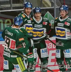  ?? Foto: Siegfried Kerpf ?? Dass AEV‰Verteidige­r John Rogl (zweiter von links) ein Tor macht, ist nicht alltäglich. Gegen den ERC Ingolstadt klappte aber auch das.