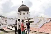  ?? AP/PTI ?? Men inspect a collapsed mosque after an earthquake in Pidie Jaya
