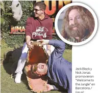  ?? Foto: AP ?? Jack Black y Nick Jonas promoviero­n “Welcome to the Jungle” en Barcelona./
“Estamos explorando la selva y tratando de conquistar el juego, es algo de vida o muerte. Mientras estamos ahí encontrare­mos algunas pistas dejadas por Alan Parrish (el...