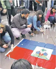  ??  ?? ► Durante el pasado domingo se realizó una velatón por la muerte de la mujer.