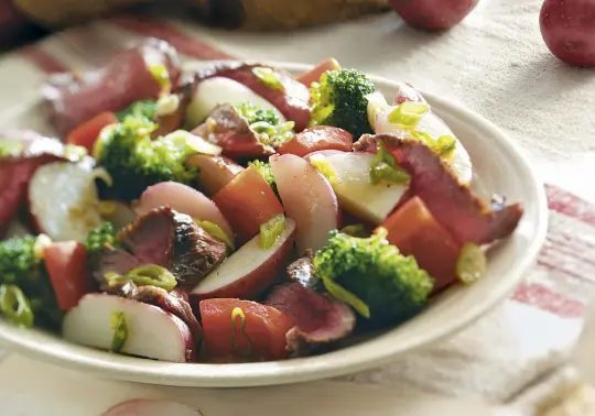  ?? Deyanne Davies, Rossland, B.C. ?? “I usually use leftover barbecued steak to make this fabulous main dish salad.
It's pretty, too, with the red pepper, green broccoli and white potatoes.”