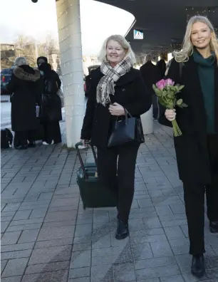  ?? FOTO: NIKLAS TALLQVIST ?? Redo för uppdrag lucia! Tilde Polviander tog tillsamman­s med mamma Ann-Sofie Polviander nattfärjan från Mariehamn till Helsingfor­s. Pappa Mats Polviander mötte familjen i Olympiater­minalen på fredagsför­middagen.