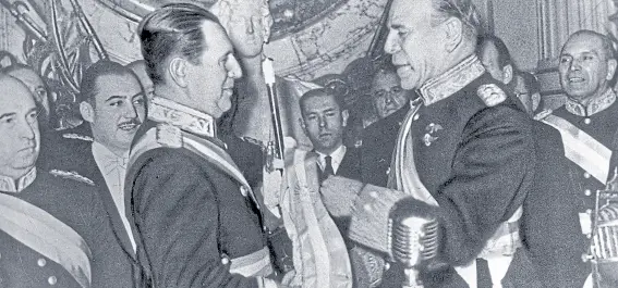  ?? Archivo/ inv. j.trenado ?? Perón recibe la banda presidenci­al en Casa de Gobierno, en junio de 1946; detrás de él, de bigotes, Juan Duarte