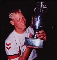  ?? FOTO: OLE STEEN ?? Farmand Peter Schmeichel i 1992 med den EM-pokalen, som England aldrig har vundet.