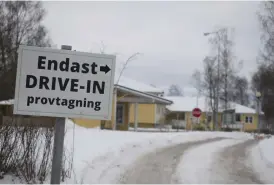  ??  ?? Bilarna kör i en strid ström fram till Ålands Hälso- och sjukvårds drive in testningss­tälle.