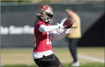  ?? JEFF CHIU — THE ASSOCIATED PRESS ?? San Francisco 49ers wide receiver Deebo Samuel catches a pass during a practice in Santa Clara, Calif. on Thursday.