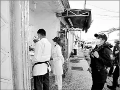  ?? Enrique pesantes / el comercio ?? • Ayer, las brigadas médicas del Municipio de Guayaquil realizaron una intervenci­ón en Samanes, en el norte.