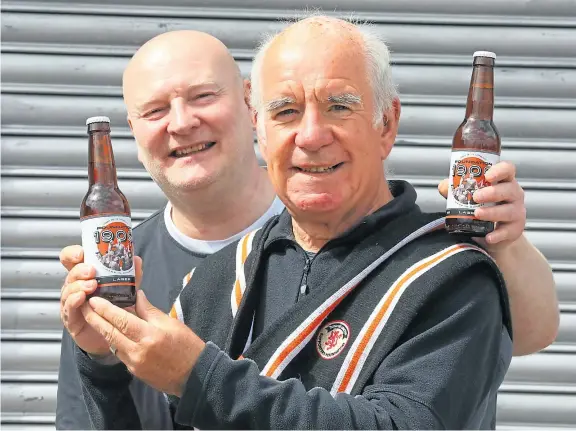  ?? Pictures: Gareth Jennings. ?? Danny Cullen of the Law Brewing Company and Denis McGurk of DUSF with bottles of the craft beer.