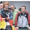  ?? FOTO: DPA ?? Jubel an der Bande: Alex Zverev (l.) und Philipp Kohlschrei­ber.