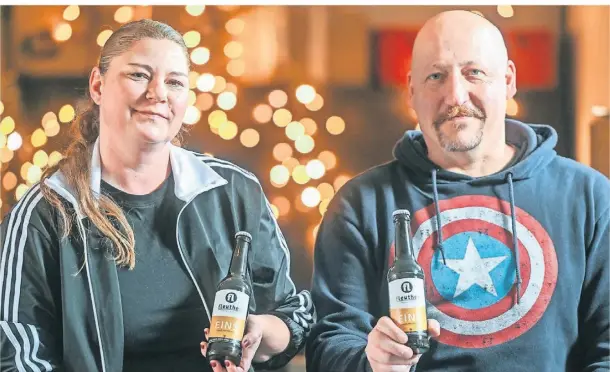  ?? FOTOS: PRÜMEN ?? Sylvana Westphal und Oliver Stöcker wollen ihr „Fleuther“-Bier künftig in einer eigenen Brauerei brauen.